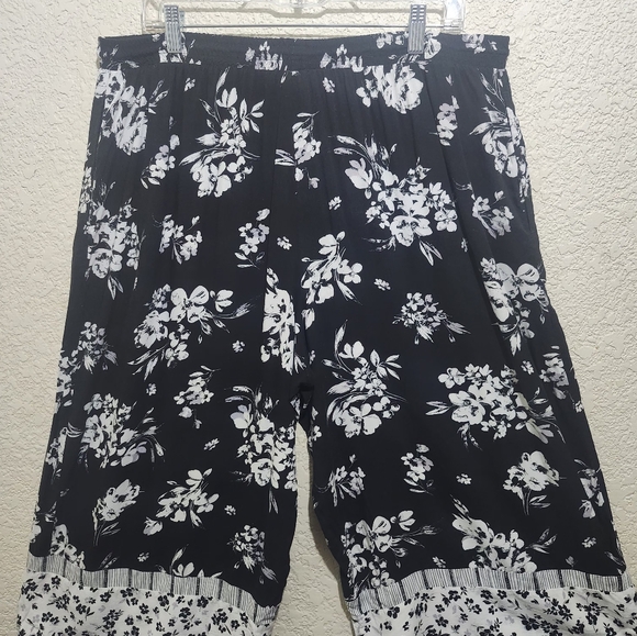 Simply Vera Vera Wang Black and White Floral Cropped Pants - Picture 4 of 7